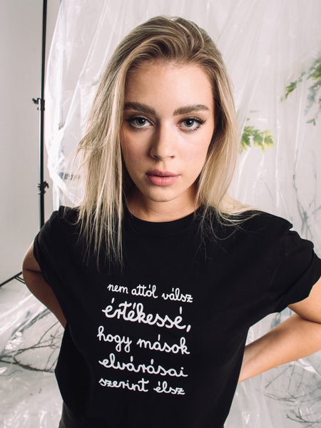 Nem attól válsz értékessé póló